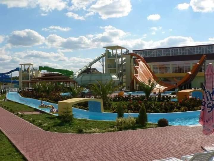 Family Hotel Bohemi II Primorsko Exteriör bild
